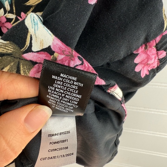 Torrid women’s black floral ruffle trim smocked crop top. Plus size 0 - Picture 5 of 6